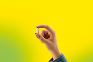 slusni aparat Interton v roki